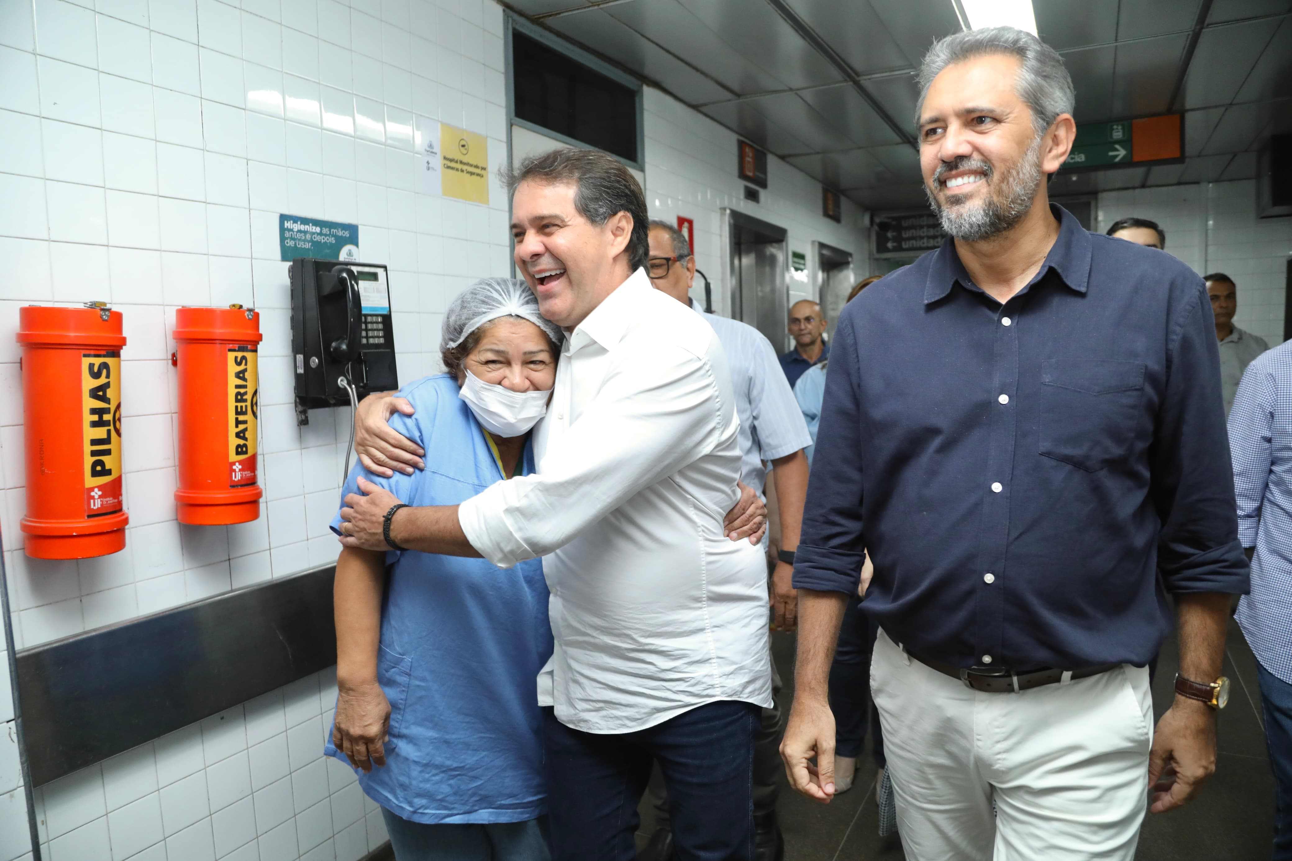 prefeito evandro abraça uma enfermeira